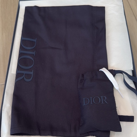 DIOR B23 HIGH-TOP
LILY OF THE VALLEY EMBROIDERY - Picture 13 of 13